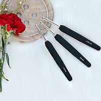 Silver coloured aluminium single ended crochet hook with soft-feel grip Silver coloured aluminium single ended crochet hook with soft-feel grip