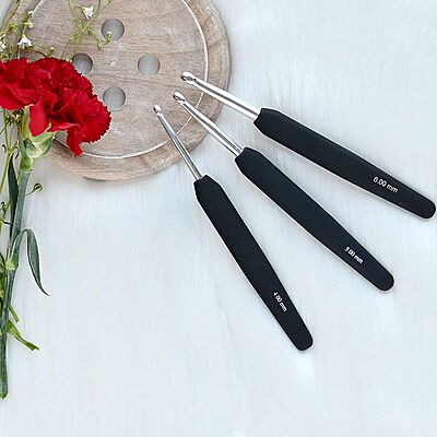 Silver coloured aluminium single ended crochet hook with soft-feel grip