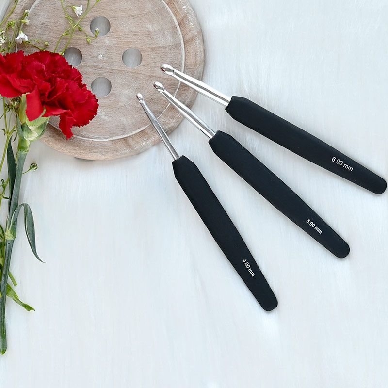 Silver coloured aluminium single ended crochet hook with soft-feel grip Silver coloured aluminium single ended crochet hook with soft-feel grip