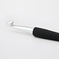 Silver coloured aluminium single ended crochet hook with soft-feel grip Silver coloured aluminium single ended crochet hook with soft-feel grip